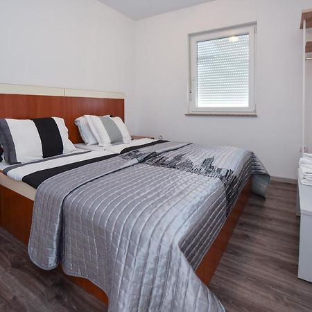 Apartments Prince & Tiffany Novalja Bagian luar foto