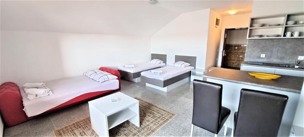 Apartments Prince & Tiffany Novalja Bagian luar foto