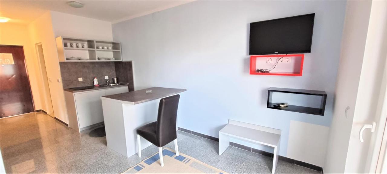 Apartments Prince & Tiffany Novalja Bagian luar foto
