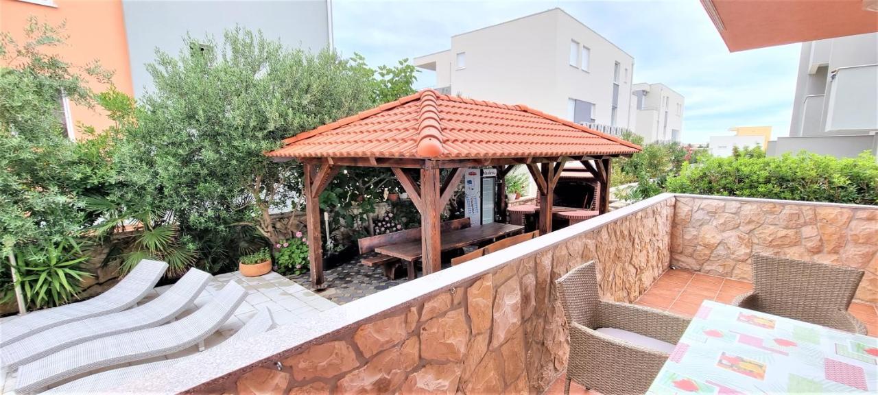 Apartments Prince & Tiffany Novalja Bagian luar foto