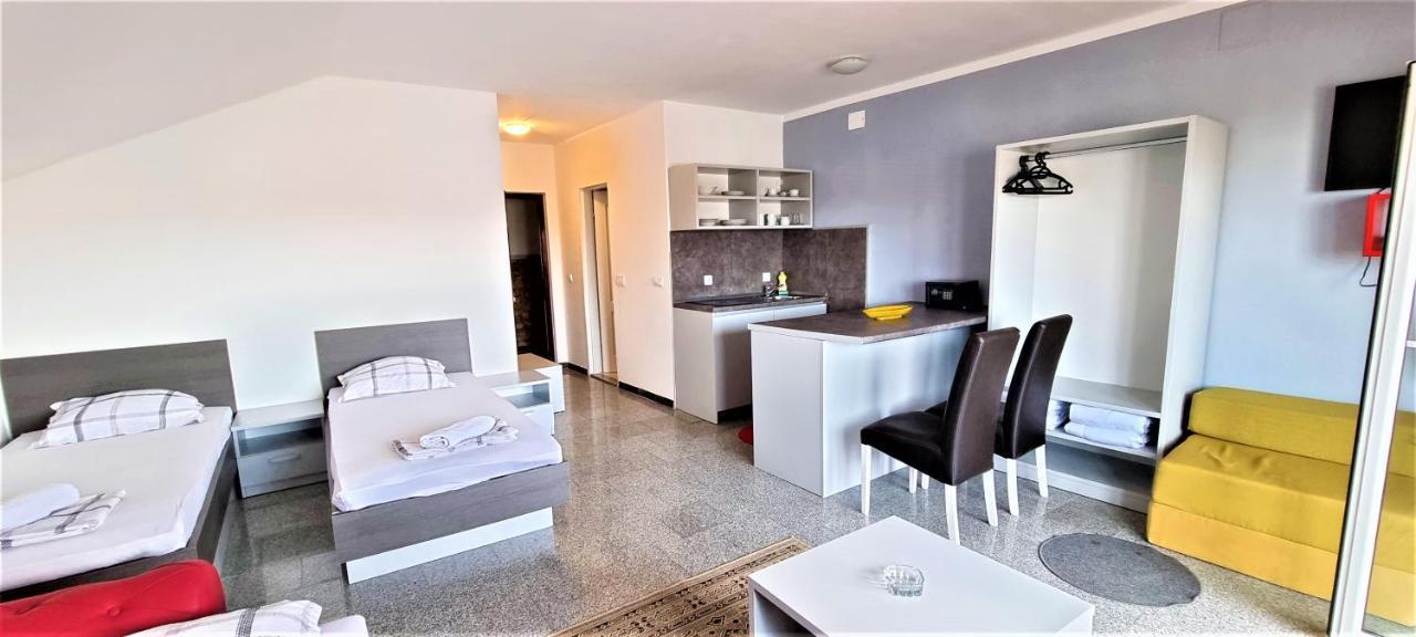 Apartments Prince & Tiffany Novalja Bagian luar foto