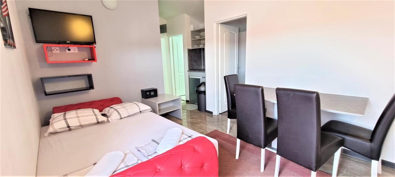 Apartments Prince & Tiffany Novalja Bagian luar foto