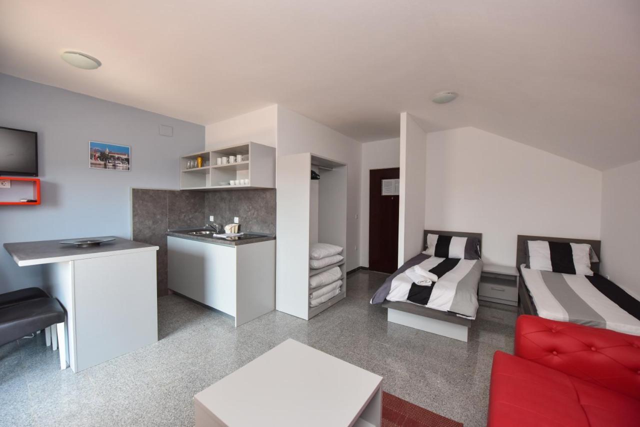 Apartments Prince & Tiffany Novalja Bagian luar foto
